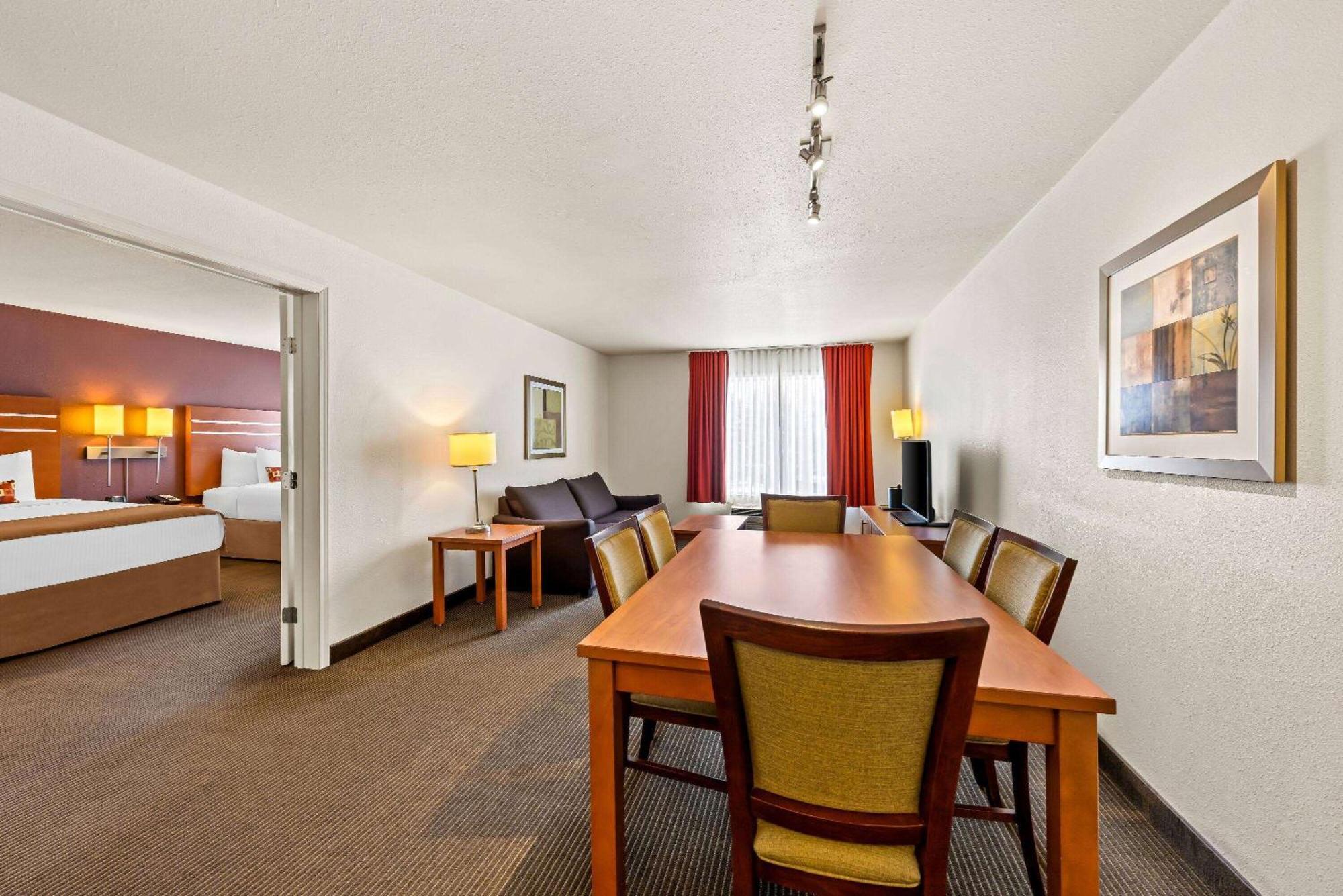Wingate By Wyndham Calgary South Hotel Ngoại thất bức ảnh